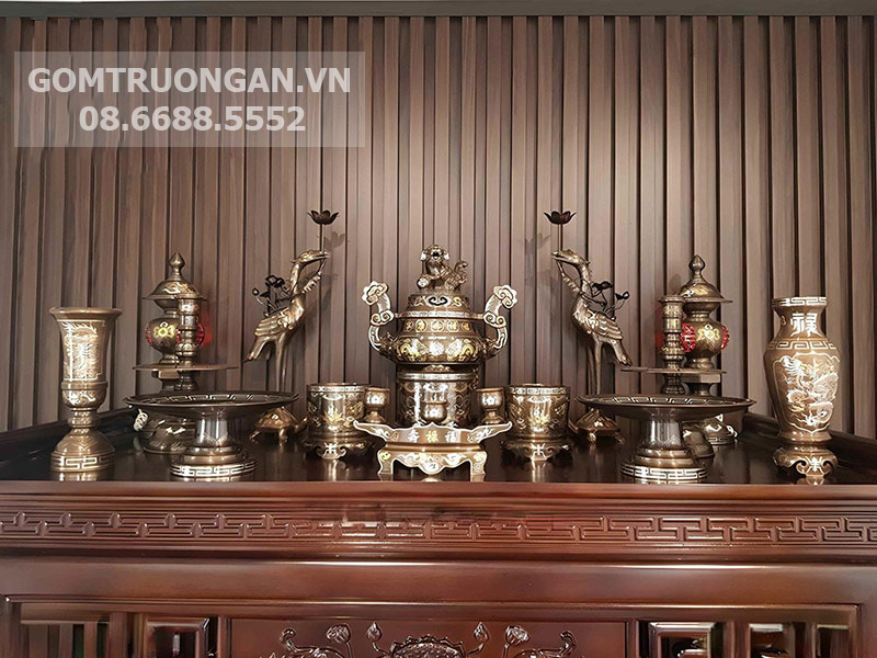 So sánh đồ thờ bằng đồng và đồ thờ bằng sứ: Nên chọn loại nào?