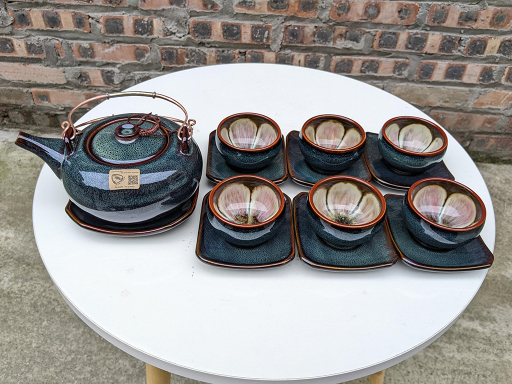 Bộ ấm chén Bát Tràng men hỏa biến dáng Giang Tây lòng chén hoa 2