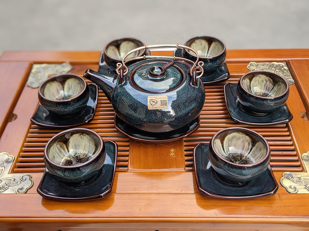 Bộ ấm chén Bát Tràng men hỏa biến dáng Giang Tây lòng chén hoa mặt gần