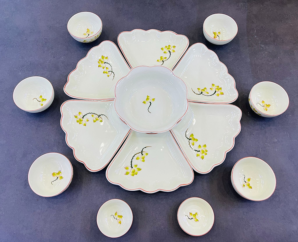 Bộ bát đĩa Bát Tràng hoa mặt trời vẽ sen vàng 1