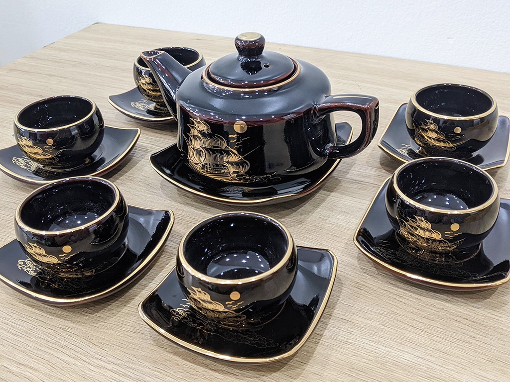 Bộ ấm tr&agrave; B&aacute;t Tr&agrave;ng cao cấp men đen b&oacute;ng Thuận Buồm Xu&ocirc;i Gi&oacute; 3