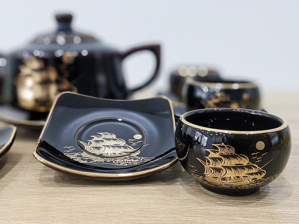 Bộ ấm tr&agrave; B&aacute;t Tr&agrave;ng cao cấp men đen b&oacute;ng Thuận Buồm Xu&ocirc;i Gi&oacute; 5