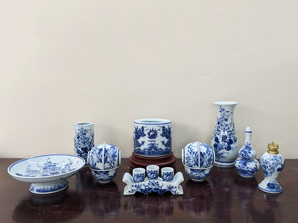 Bộ đồ thờ Bát Tràng men lam ngọc bàn thờ treo 1m07 1