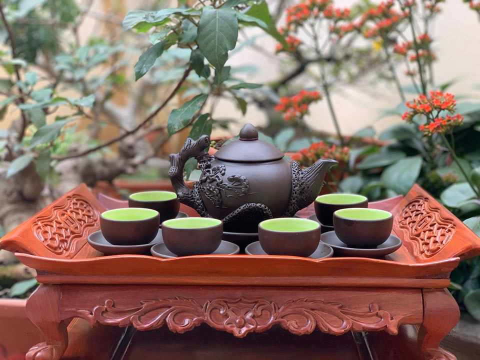 Bộ ấm trà tử sa đen đắp nổi cây tùng lòng xanh (không có khay) 2