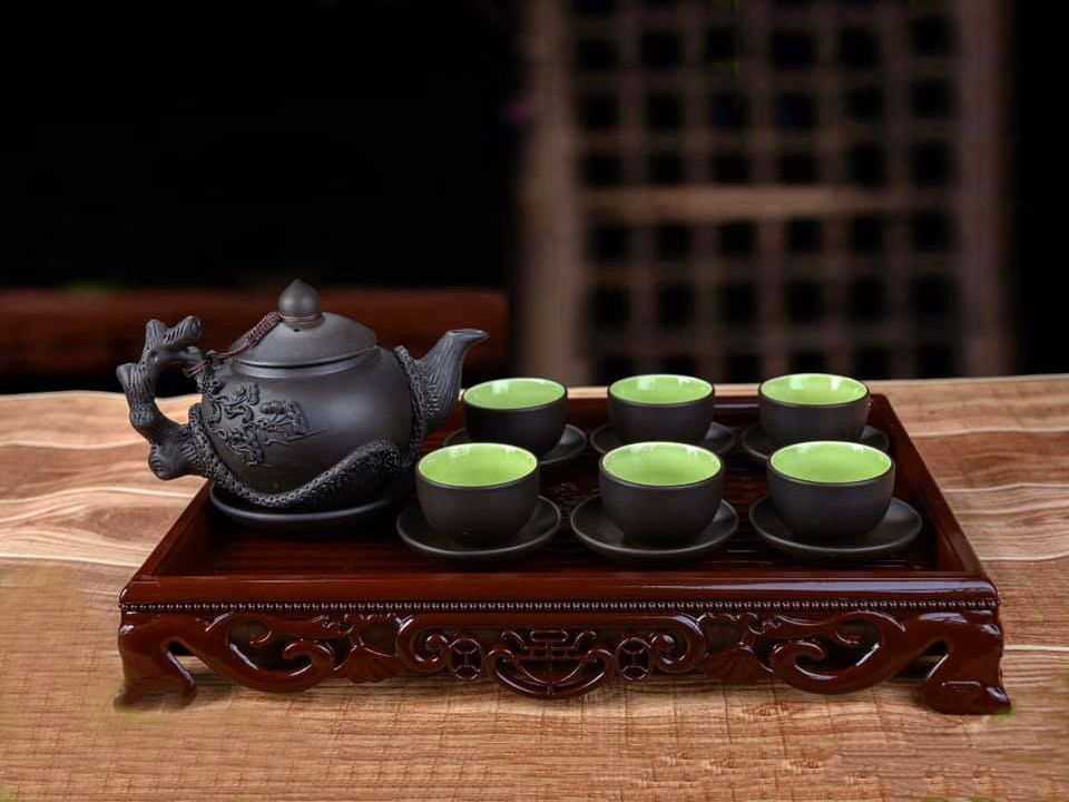 Bộ ấm trà tử sa đen đắp nổi cây tùng lòng xanh (không có khay) 1