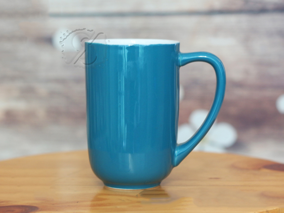 Một dòng ly sứ in logo với kiểu dáng thanh thoát và màu sắc đa dạng