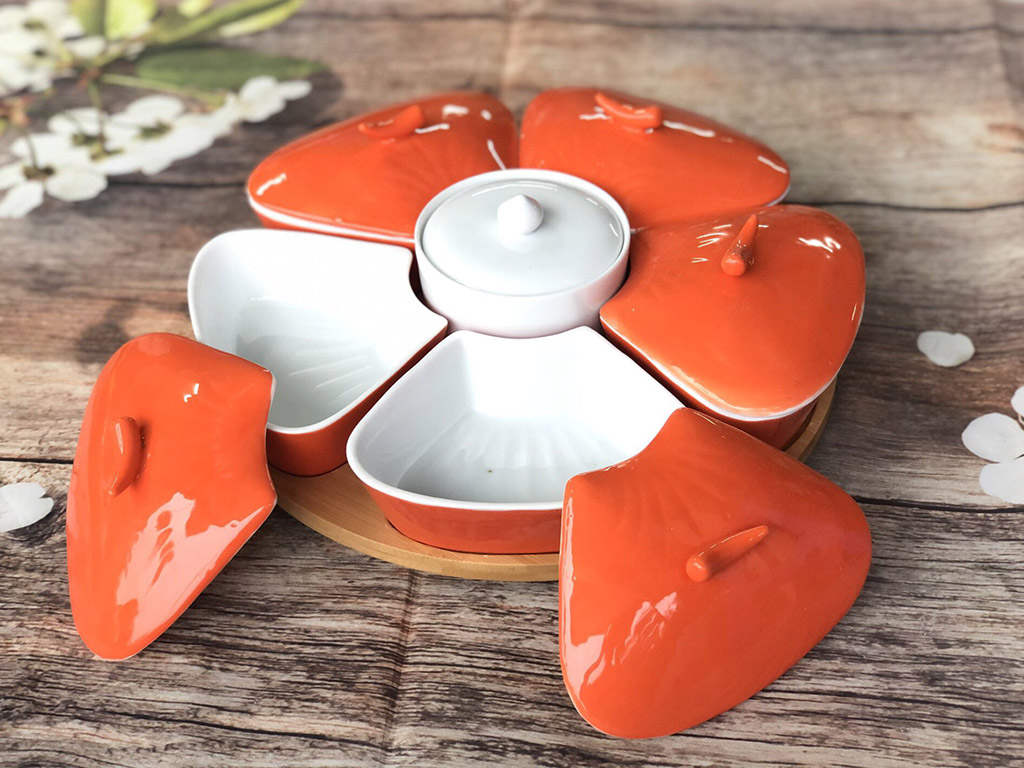 Khay mứt sứ men cam 5 cánh đế gỗ