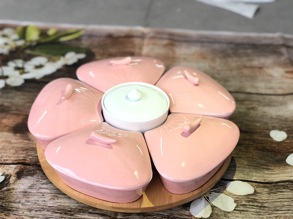 Khay mứt sứ men hồng 5 cánh đế gỗ