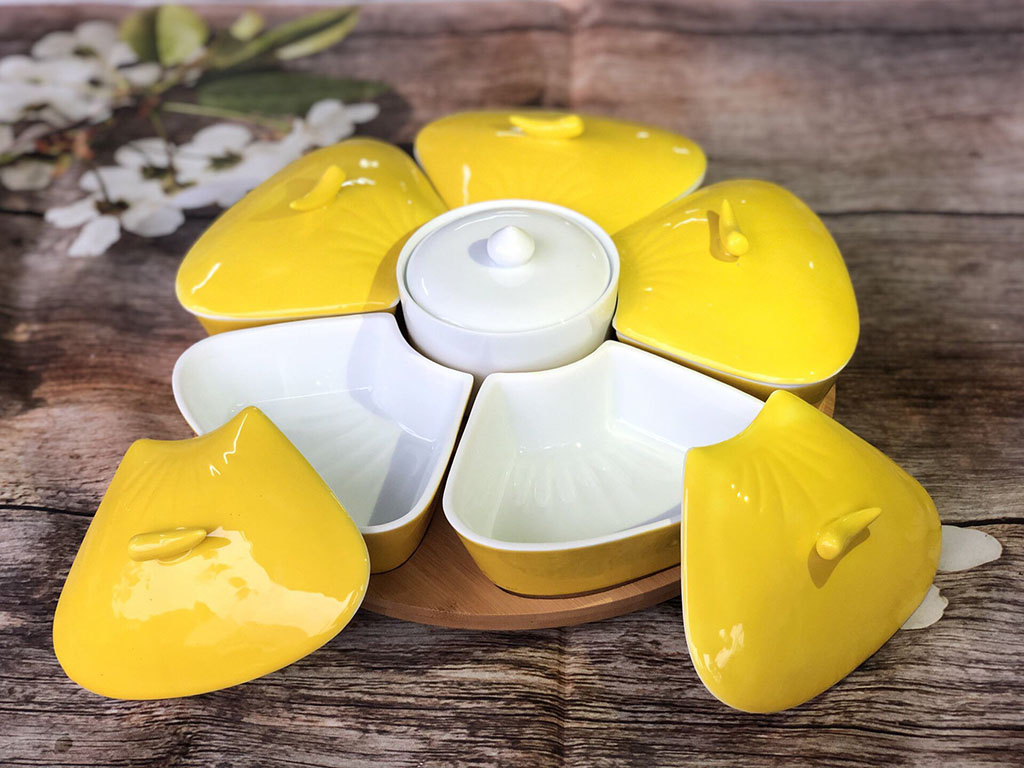 Khay mứt sứ men vàng 5 cánh mặt chính