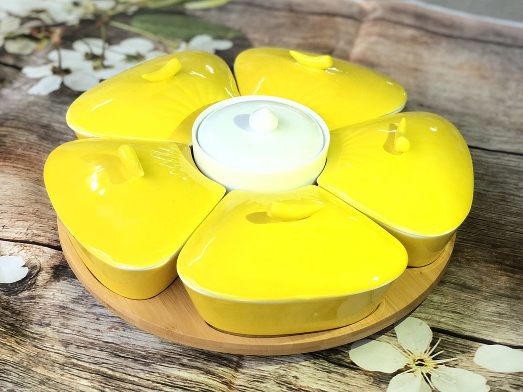 Khay mứt sứ men vàng 5 cánh khay gỗ
