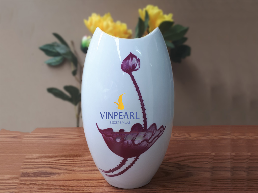 Lọ hoa sứ men trắng in logo dáng miệng cá sen S2 1