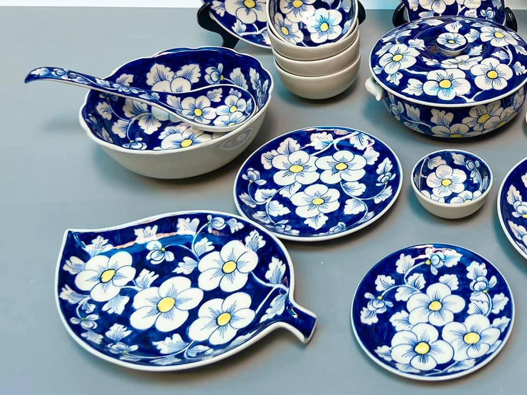 Bộ bát đĩa Bát Tràng vẽ hoa sao băng mai xanh đầy đủ ảnh 5