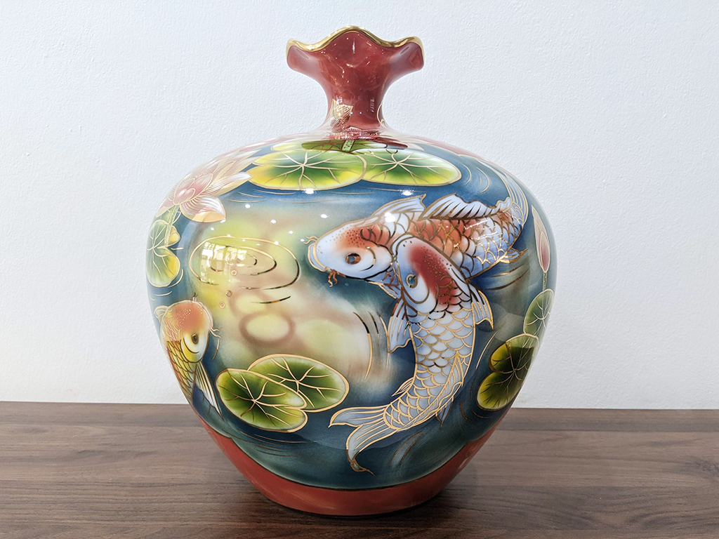 Bình hút tài lộc vẽ hoa sen vàng