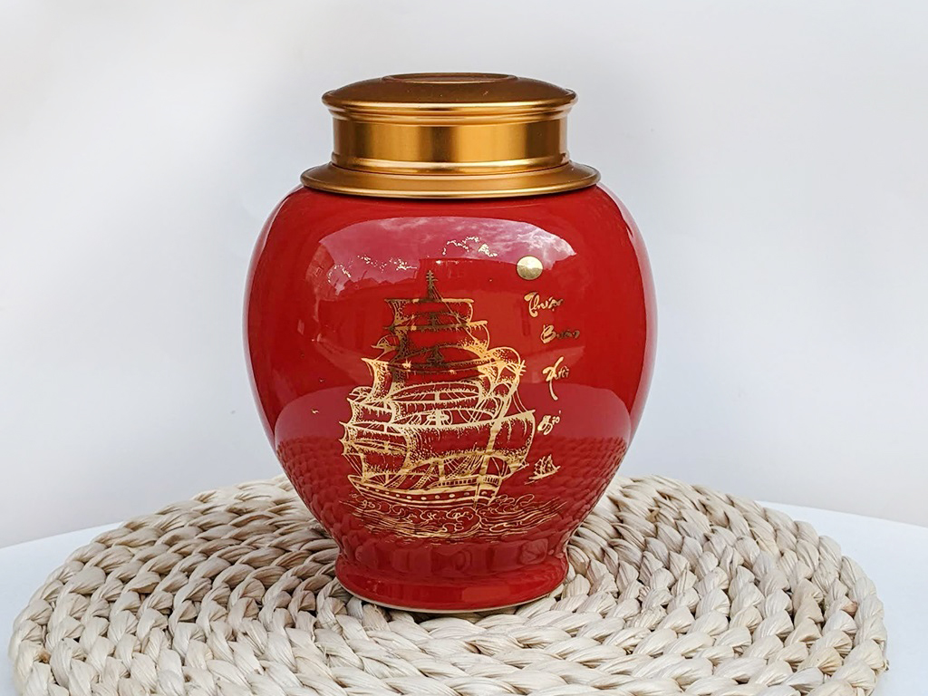 Hộp đựng chè đỏ vẽ vàng Thuận Buồm Xuôi Gió 1