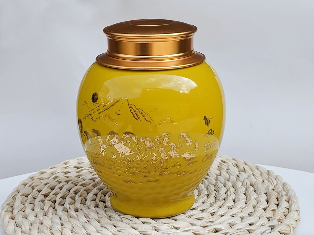 Hộp đựng chè màu vàng vẽ vàng Mã Đáo Thành Công 1