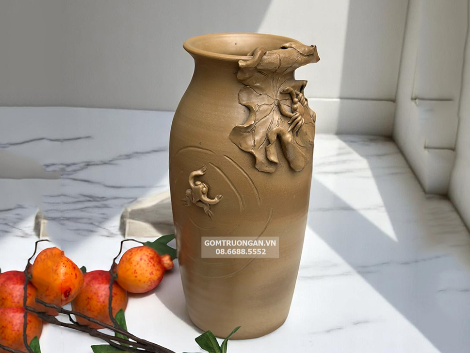 Lọ hoa đắp vuốt gốm mộc đắp nổi hoa sen ếch độc bản 5