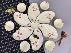 Bộ bát đĩa vẽ hoa đào với mẫu hoa đào nổi tiếng trong nghệ thuật Á Đông sẽ đem đến cho bạn cảm giác thư giãn, thoải mái. Với những nét vẽ tinh tế, chi tiết chính xác, bộ bát đĩa này như một tác phẩm nghệ thuật phương Đông.