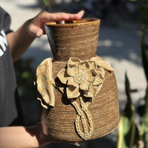 Lọ dáng đầm đắp nổi hoa sen gốm mộc sang trọng, tinh tế