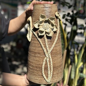 Lọ dáng ống cao đắp nổi hoa sen gốm mộc sang trọng, tinh tế