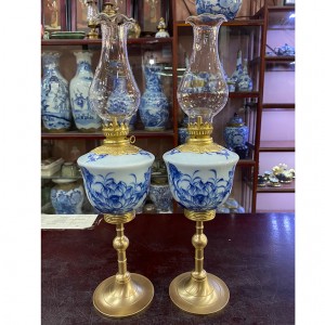 Đèn dầu men lam vẽ hoa sen dáng trần