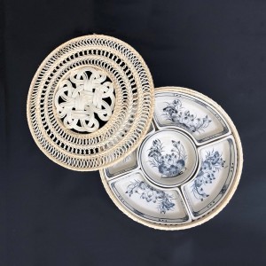 Khay mứt mây vẽ hoa sen cành màu tràm