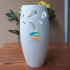 Lọ hoa sứ men trắng in logo dáng boom đục lá S2
